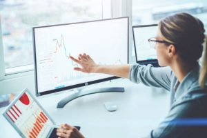 mulher trabalhando usando um tipo de monitor