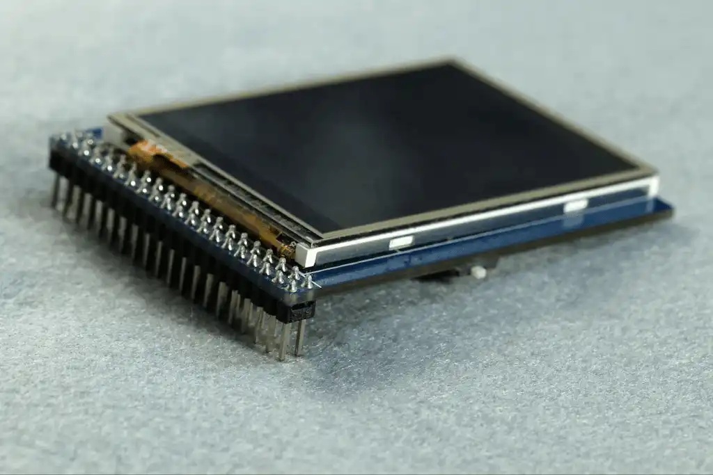 Traditional LCD display compared to Chip on Glass technology, highlighting differences in design and assembly.